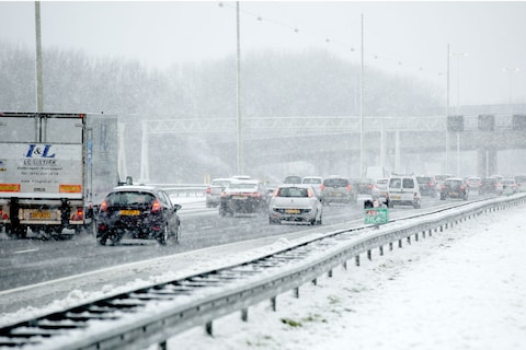 Ook zondag overlast voor verkeer door sneeuwval