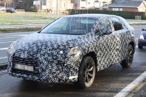 Lexus RX duikt voor het eerst gecamoufleerd op
