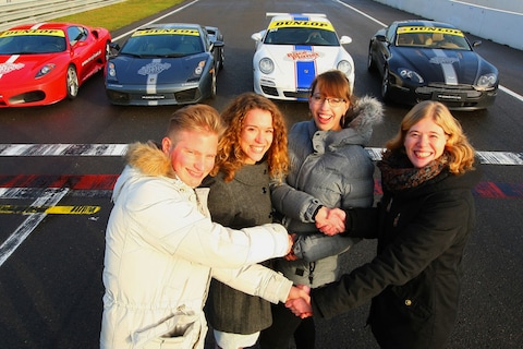 25-jarigen rijden Ferrari en Porsche