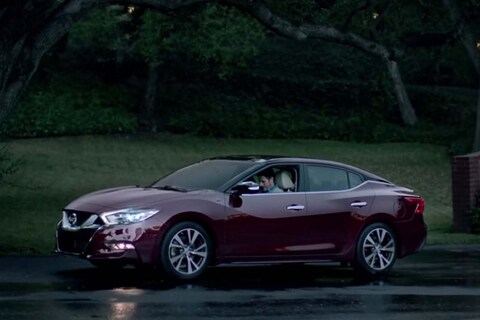 Nissan Maxima duikt op tijdens Super Bowl