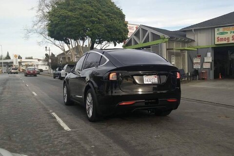 Tesla Model X maakt ommetje