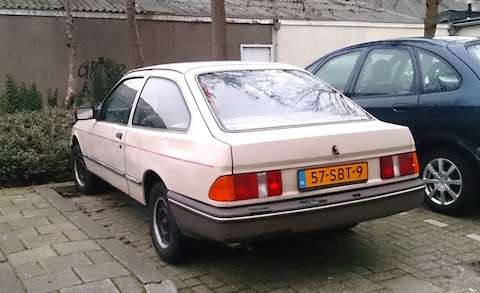 Oude auto's massaal van de weg