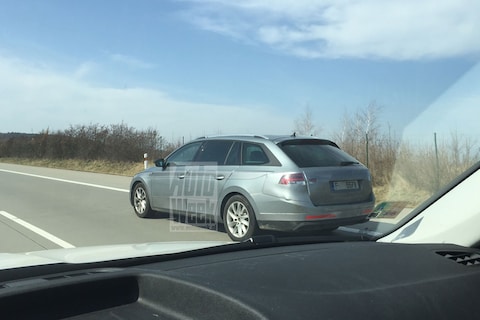 Skoda Superb Combi vrijwel ongecamoufleerd!