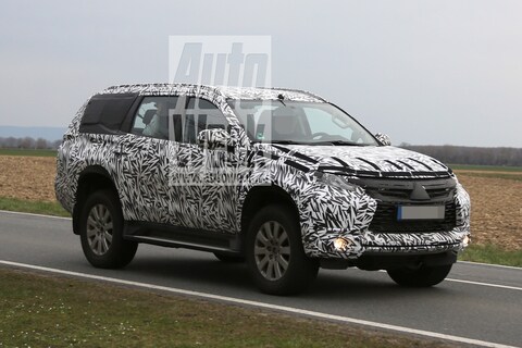 Mitsubishi Pajero maakt ommetje