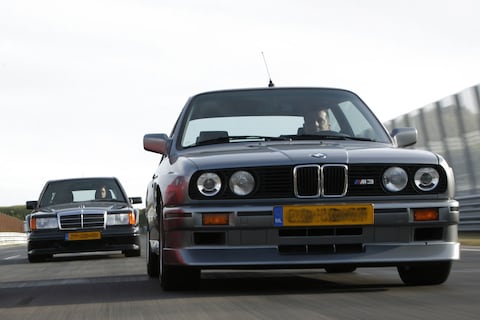Bumperkleven met 190 op snelweg