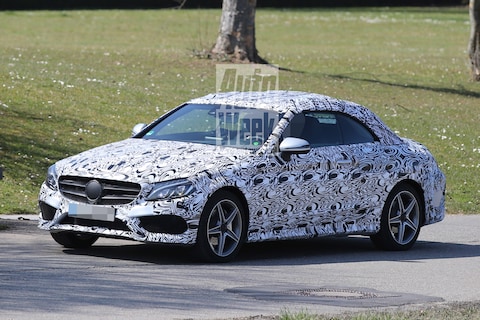 Mercedes C-klasse Cabrio strekt de benen