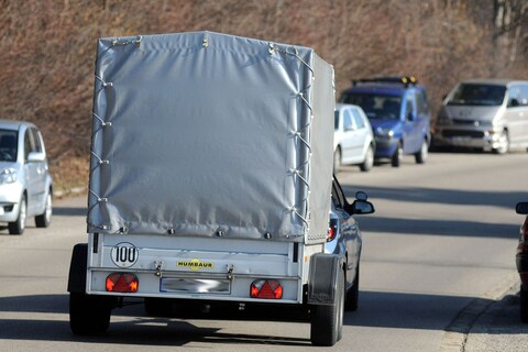 Man zonder rijbewijs rijdt 213 km/h met aanhanger