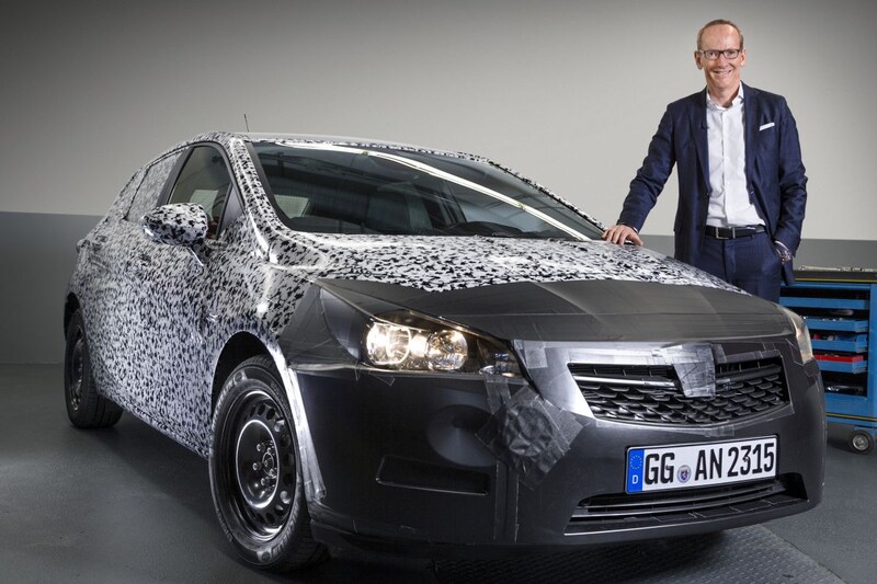 Karl-Thomas Neumann bij prototype Opel Astra