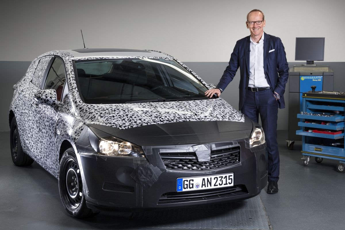 Karl-Thomas Neumann bij prototype Opel Astra