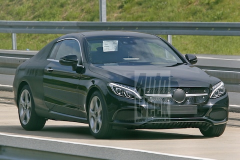 Mercedes C-klasse Coupé duikt bijna naakt op