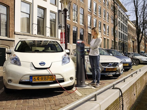 Kamp: 'emissieloos rijden 2025 onhaalbaar'