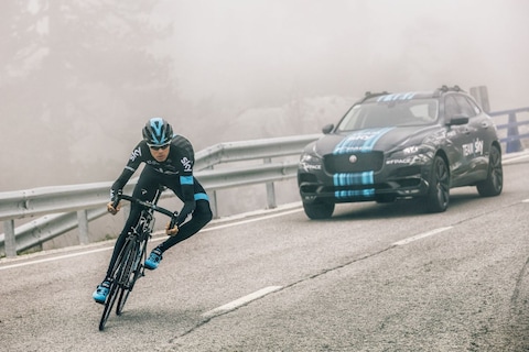 Jaguar F-Pace duikt op tijdens Tour de France