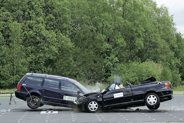 Opel Astra Volkswagen Passat crash