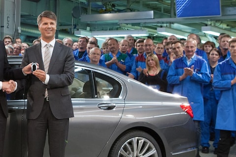 BMW-topman valt flauw op IAA-podium