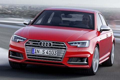 Audi S4 rolt spierballen in Frankfurt