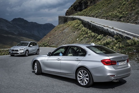 BMW hangt prijskaartjes aan 225xe en 330e