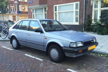 In het wild: Mazda 323 1989