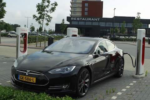 PHEV's leggen het af tegen elektrische auto's