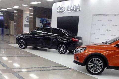 Ellenlange Lada: Vesta 'VIP' gespot