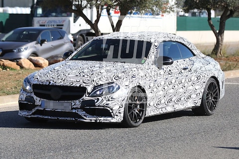 Mercedes-AMG C 63 Cabrio loopt tegen de lamp