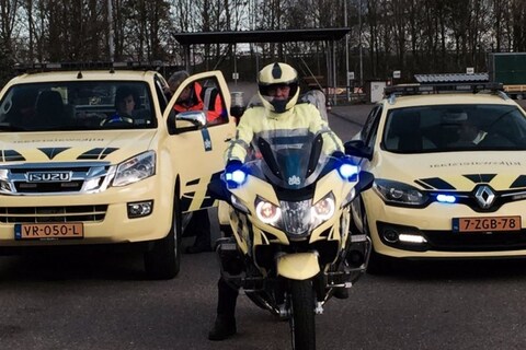 Weginspecteurs rijden met blauw zwaailicht