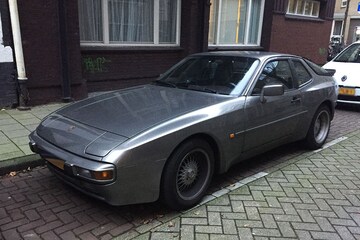 Porsche 944