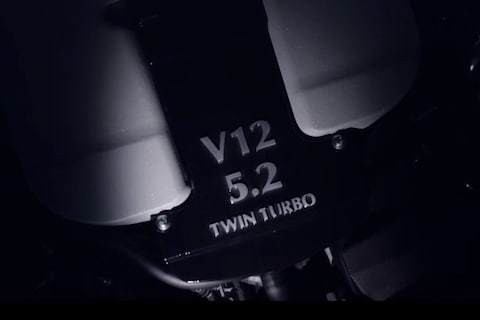 Aston Martin warmt nieuwe V12 op