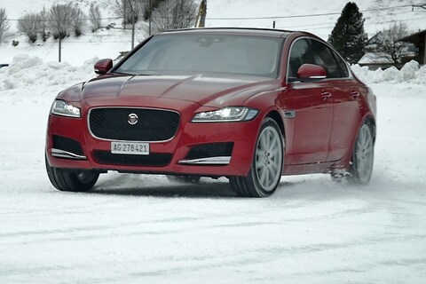Glij-impressie - Jaguar XF AWD in de sneeuw