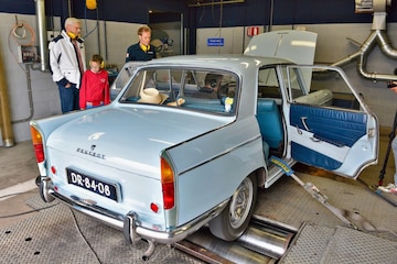 Peugeot 404 Op de rollenbank