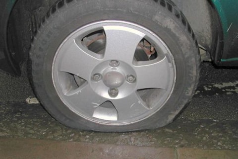 Lekke band met de auto: zelfs met allrisk niet altijd verzekerd