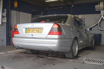 op de rollenbank mercedes-benz c43 amg
