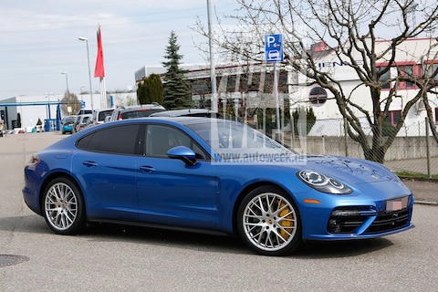 Nieuwe Porsche Panamera in blauw kostuum