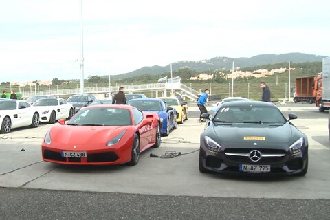 Een parkeerterrein met supercars - AW Update