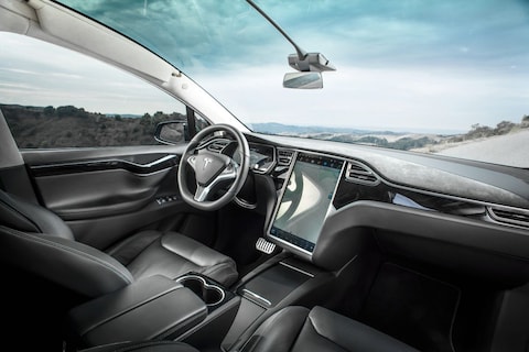 Tesla deelt gratis zonneschermen uit voor Model X