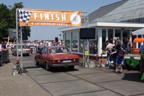 Mercedes W123 recordpoging - AutoWeek on Tour