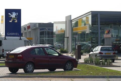 'Peugeot wil het doen met minder showrooms'