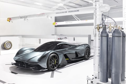 Aston Martin AM-RB 001 gaat 400 km/h voorbij