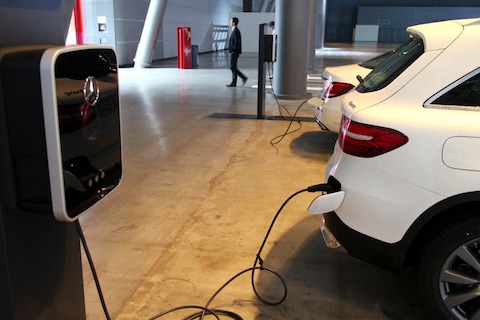 Verkoop stekkerauto's blijft sterk dalen