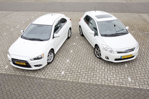 Toyota Auris Hybrid (2012) vs Mitsubishi Lancer (2014) - Occasion Test