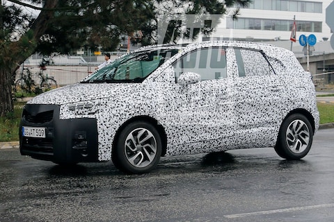 Opel Meriva loopt tegen de lamp