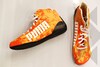 Max Verstappen oranje schoenen en helm