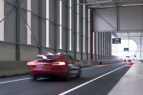 Ontdek Tesla's Tilburg Testtrack - AutoWeek LAB