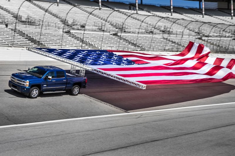 Chevrolet Silverado trekt gigantische vlag