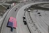 Chevrolet Silverado trekt gigantische vlag