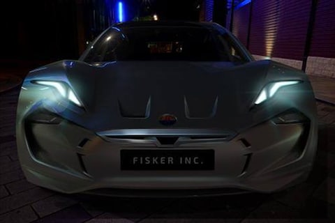 Herboren Fisker staart je agressief aan