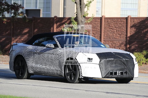 Gefacelifte Ford Mustang strekt dakloze benen