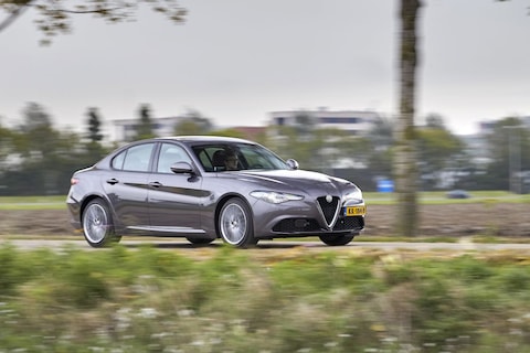Alfa Romeo Giulia 2.2 JTDm 180 Super (2016)