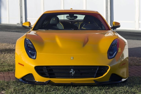Ferrari SP275 RW Competizione in de buitenlucht