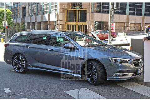 Nieuwe Opel Insignia Sports Tourer helemaal naakt!