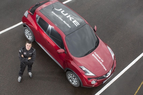 Blind een 'J-turn' maken in een Nissan Juke